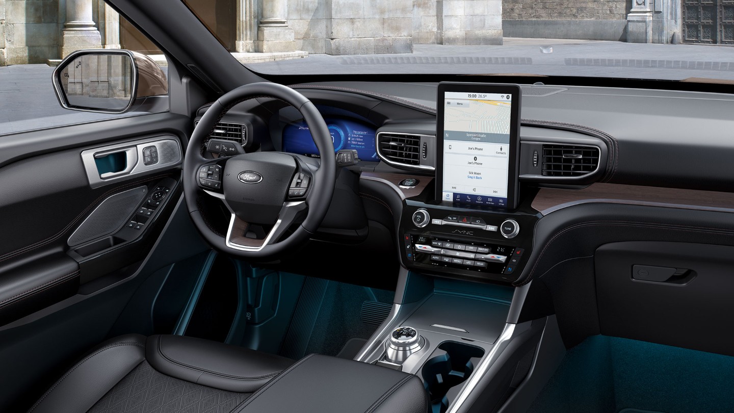 Wnętrze Forda Explorer – kierownica i ekran systemu SYNC