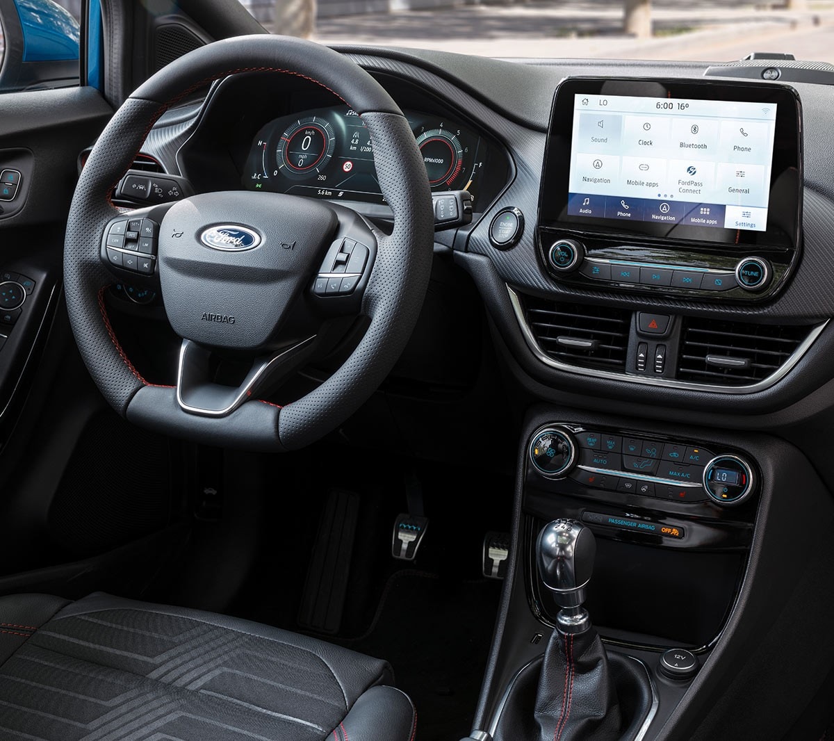 Wnętrze Forda Puma - widok na kierownicę i ekran dotykowy systemu SYNC 3