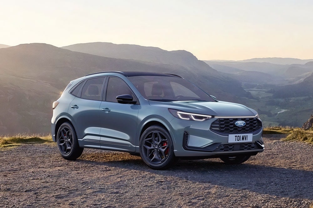 Ford Kuga w wersji BlueCruise na tle górskiego krajobrazu. 