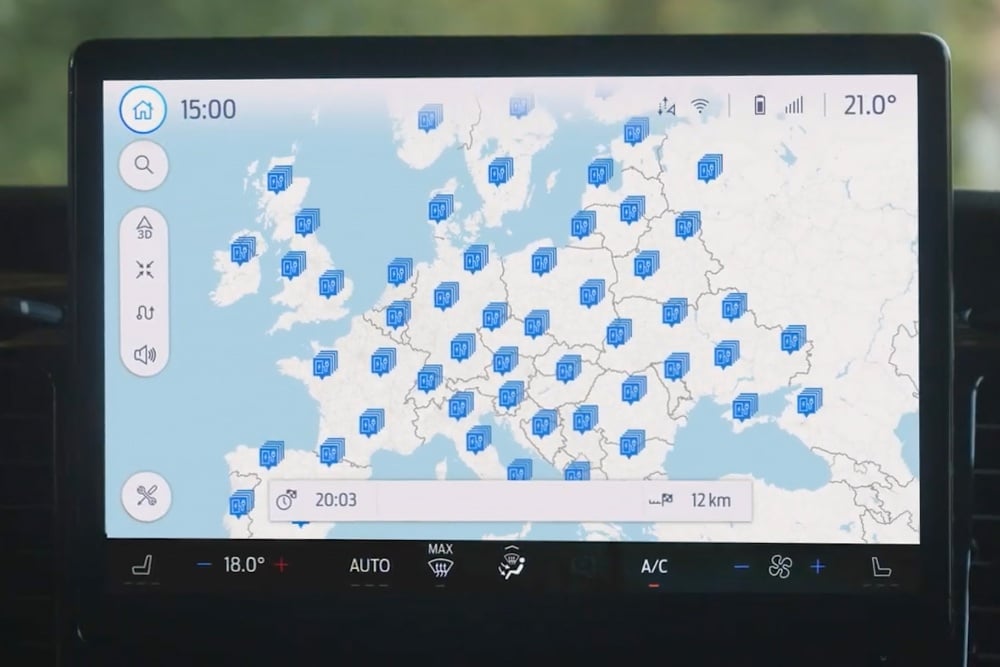 Cyfrowy ekran samochodu Ford wyświetlający mapę stacji ładowania BlueOval dla samochodów elektrycznych w całej Europie.