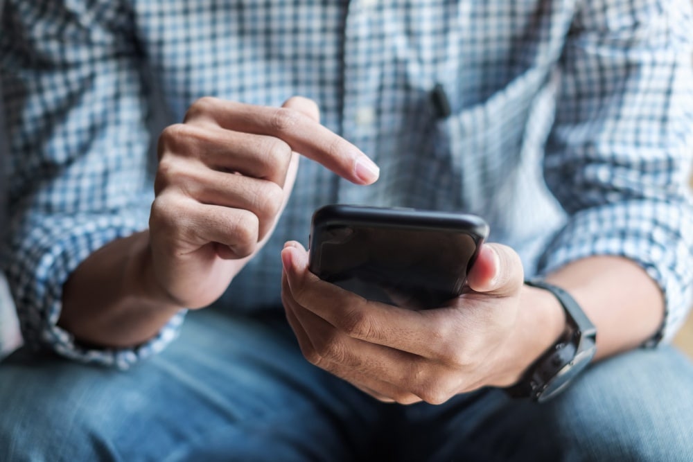 Mężczyzna tworzący konto Forda na urządzeniu mobilnym