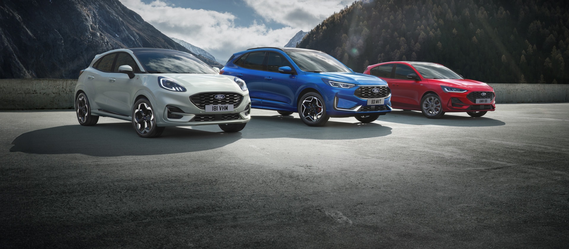 Przegląd hybrydowych samochodów Forda, w tym Ford Puma, Ford Kuga i Ford Focus.