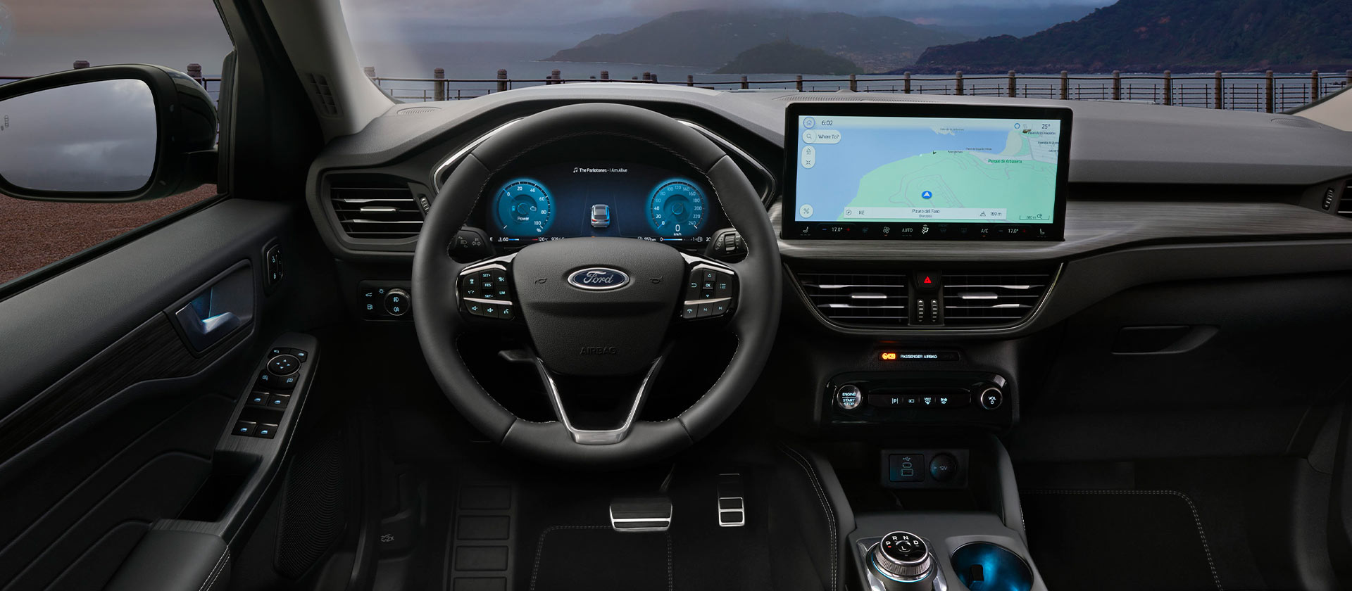 Wnętrze samochodu Ford z hybrydowym napędem samodzielnie ładującym oraz ekran nawigacji w pojeździe.