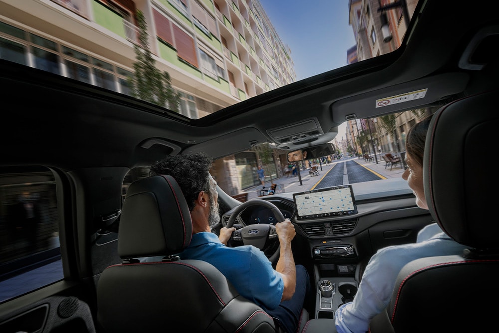 Widok wnętrza samochodu Ford plug-in hybrid z nawigacją w pojeździe.