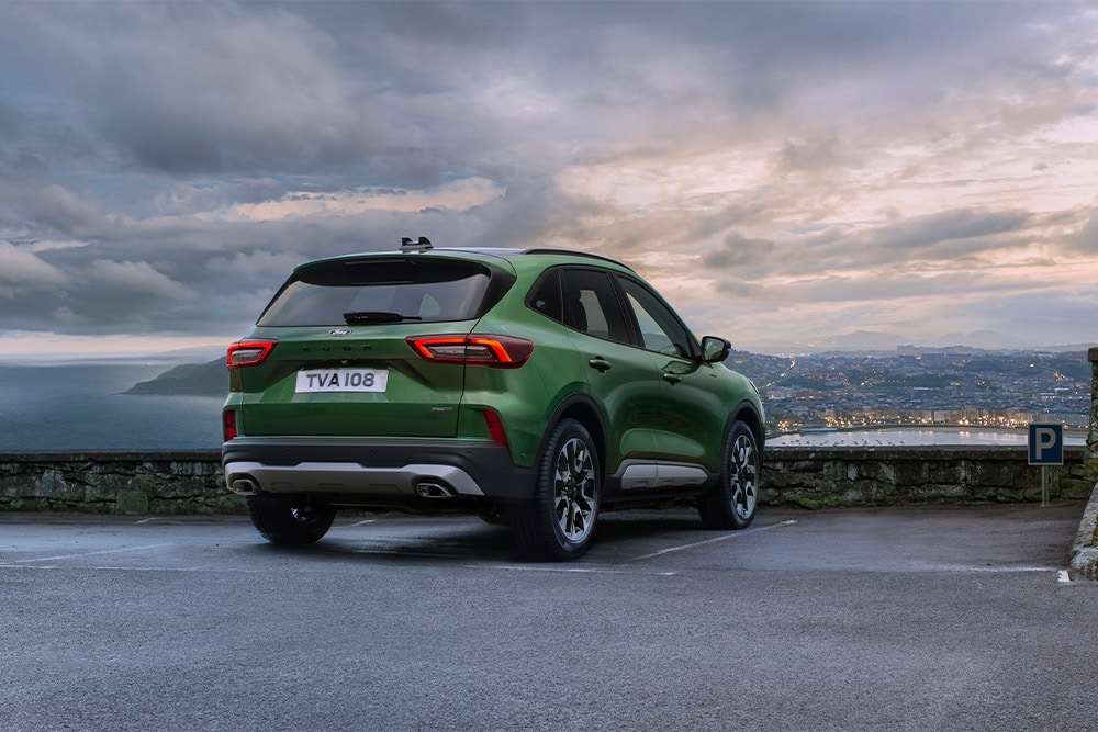 Widok tylny zielonego Forda Kuga z napędem full hybrid.