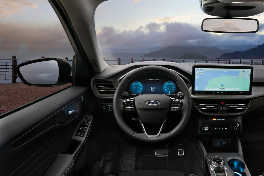 Wnętrze samochodu Ford z napędem full hybrid oraz ekran nawigacji w pojeździe.