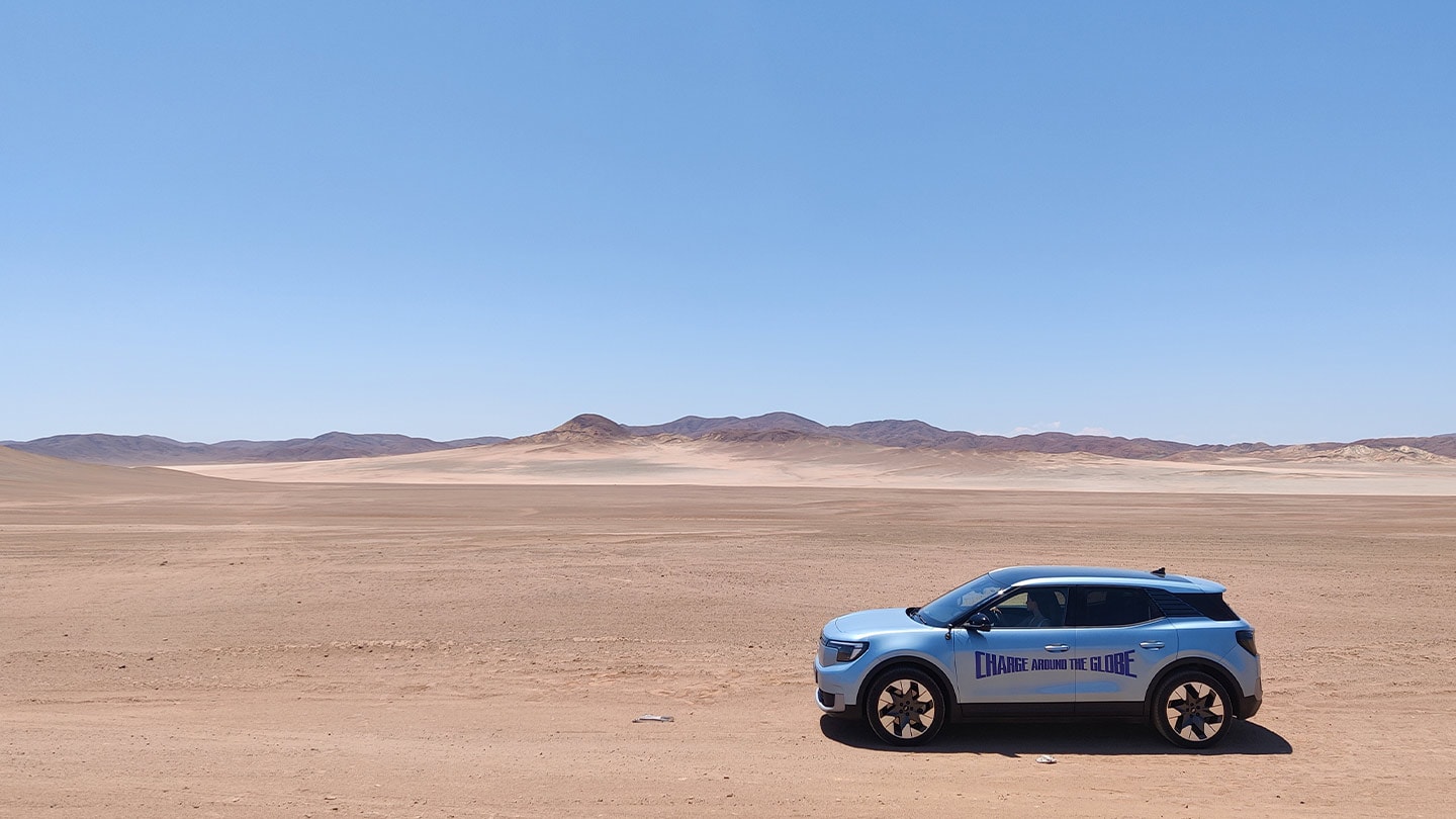 Podróżniczka Lexie Alford z elektrycznym Fordem Explorer.