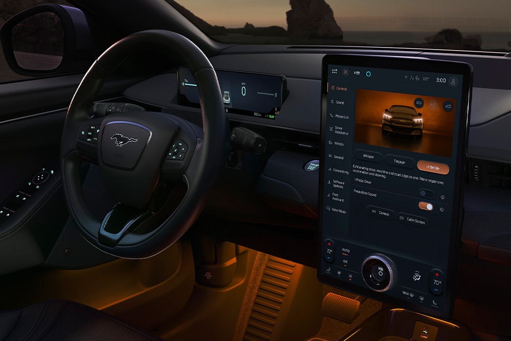 Widok wnętrza z deską rozdzielczą i kierownicą elektrycznego Forda.