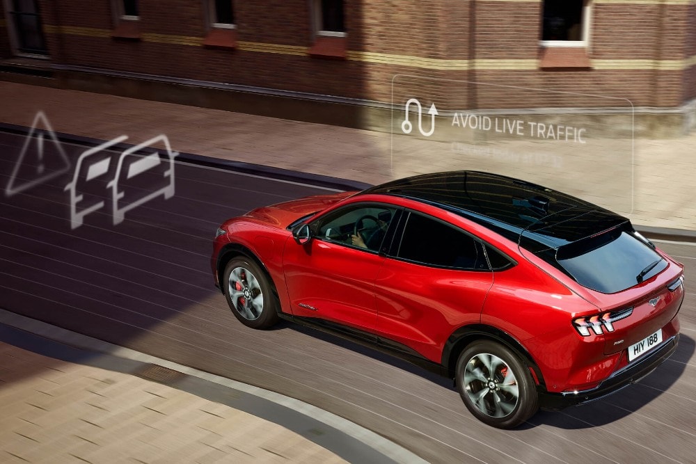 Ford Mustang Mach-E z otaczającą go infografiką usług połączonych