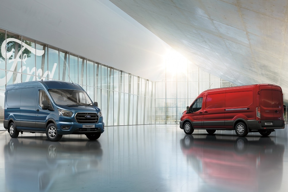 Dwa zaparkowane samochody Ford CV