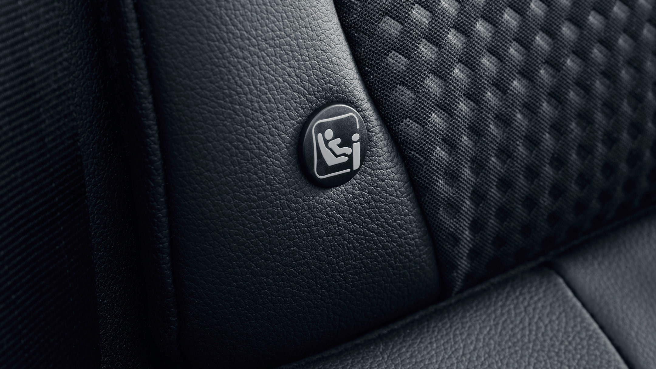 Symbol mocowań ISOFIX umieszczony na fotelu