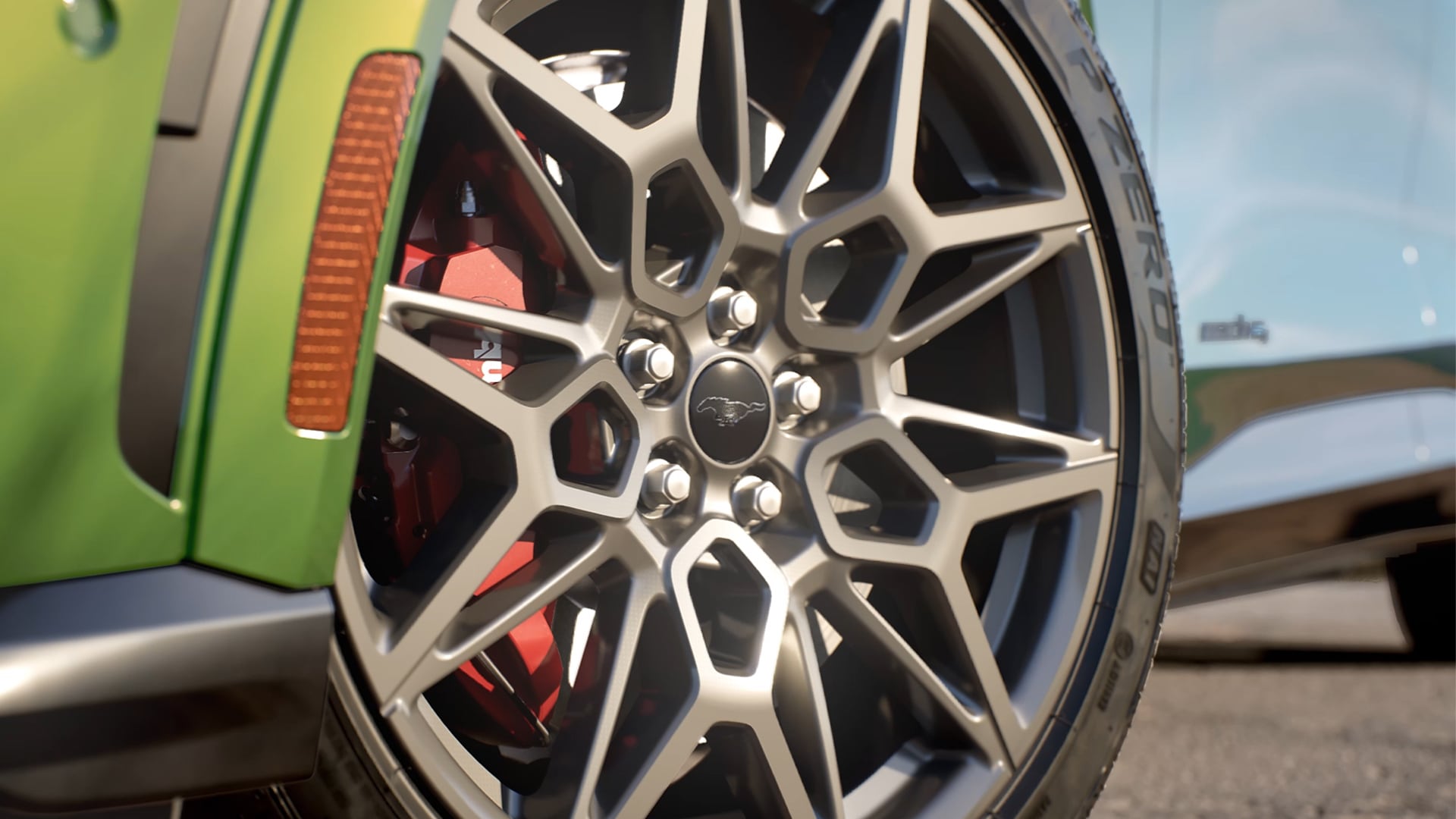 Zbliżenie Forda Mustanga Mach-E przedstawiające 20-calowe obręcze kół w kolorze Carbonised Grey.