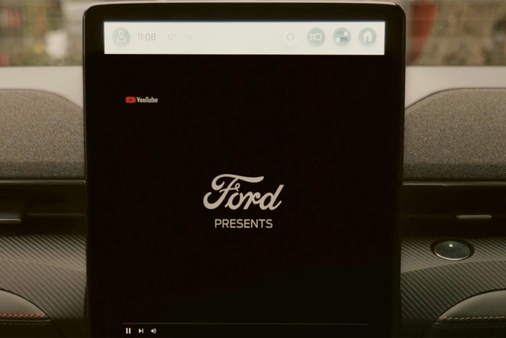 15,5" ekran dotykowy  SYNC 4 z tekstem „Ford przedstawia”: prezentacja funkcji strumieniowego odtwarzania wideo w samochodzie
