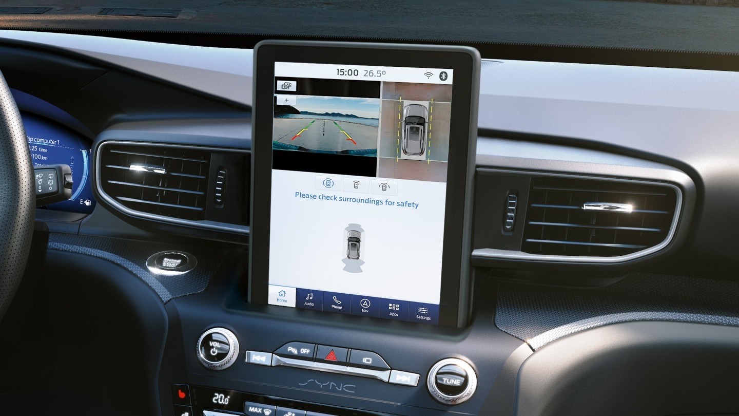 Wnętrze Forda Explorer – ekran systemu SYNC z widokiem z kamery cofania