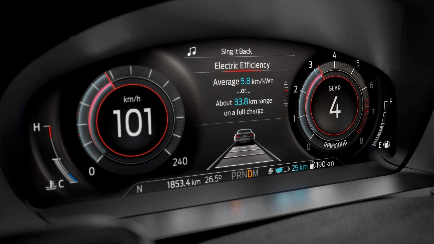 Wnętrze Forda Explorer – cyfrowa deska rozdzielcza z informacją o aktualnym zasięgu pojazdu na napędzie elektrycznym