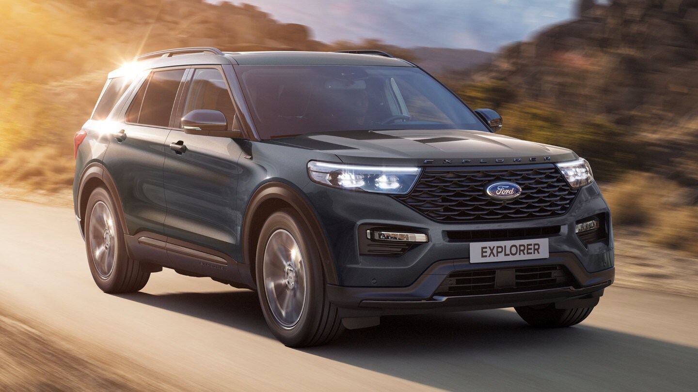 Ford Explorer poza miastem w blasku porannego słońca