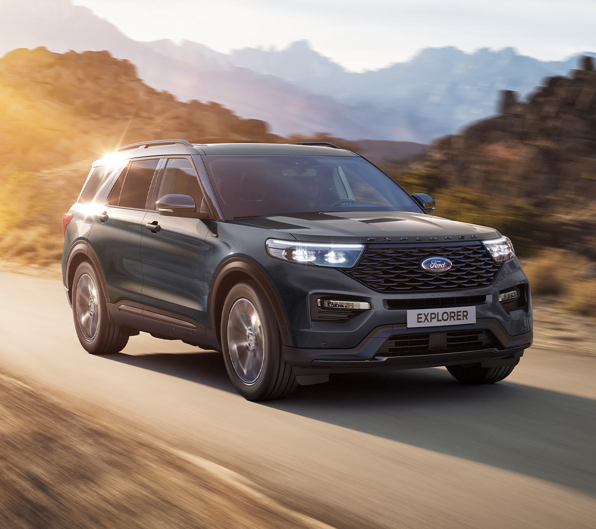 Ford Explorer w blasku porannego słońca 