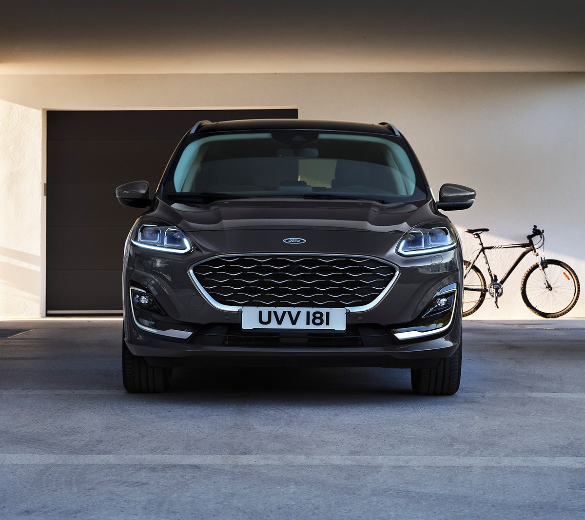 Nowy Ford Kuga widok na przedni grill