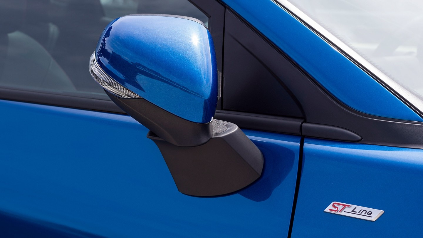Niebieski Ford Puma ze złożonym lusterkiem - zbliżenie
