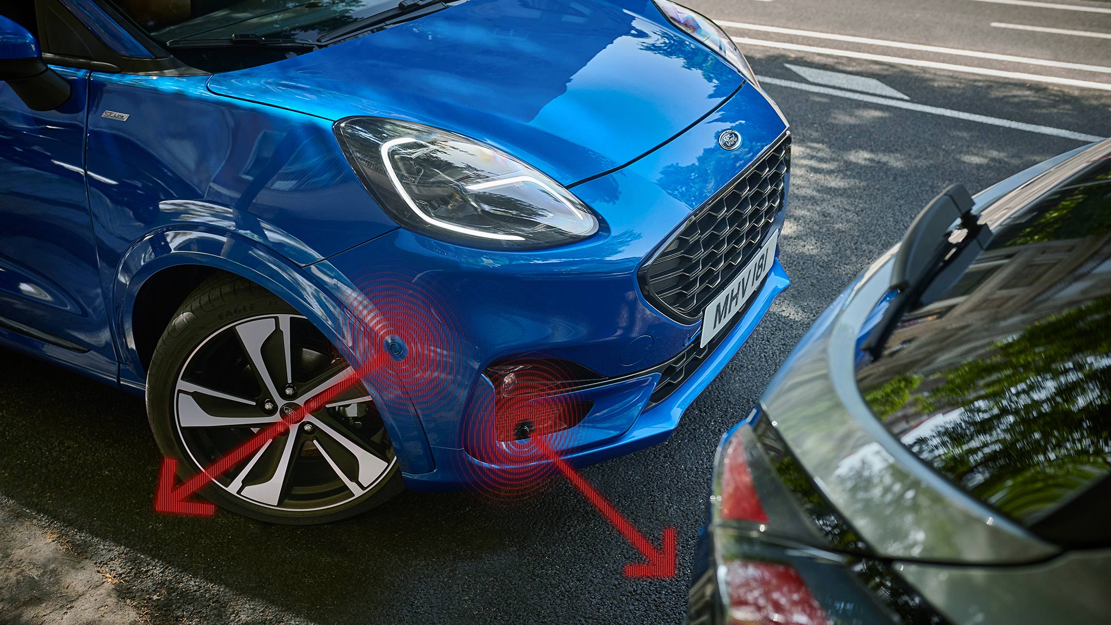 Ford Puma zaparkowany bardzo blisko tyłu innego samochodu