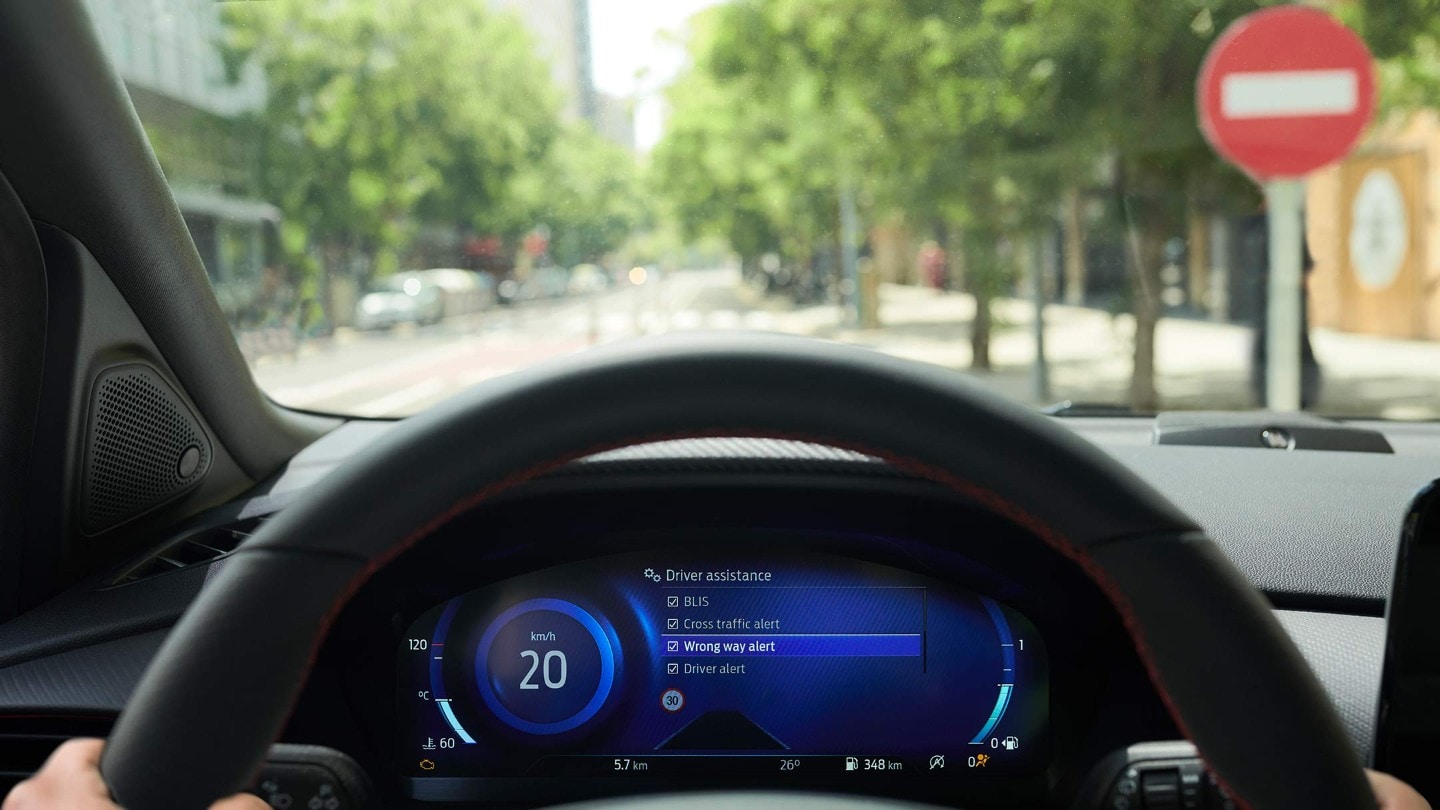 Ford Puma jadący pod prąd - widok zza kierownicy