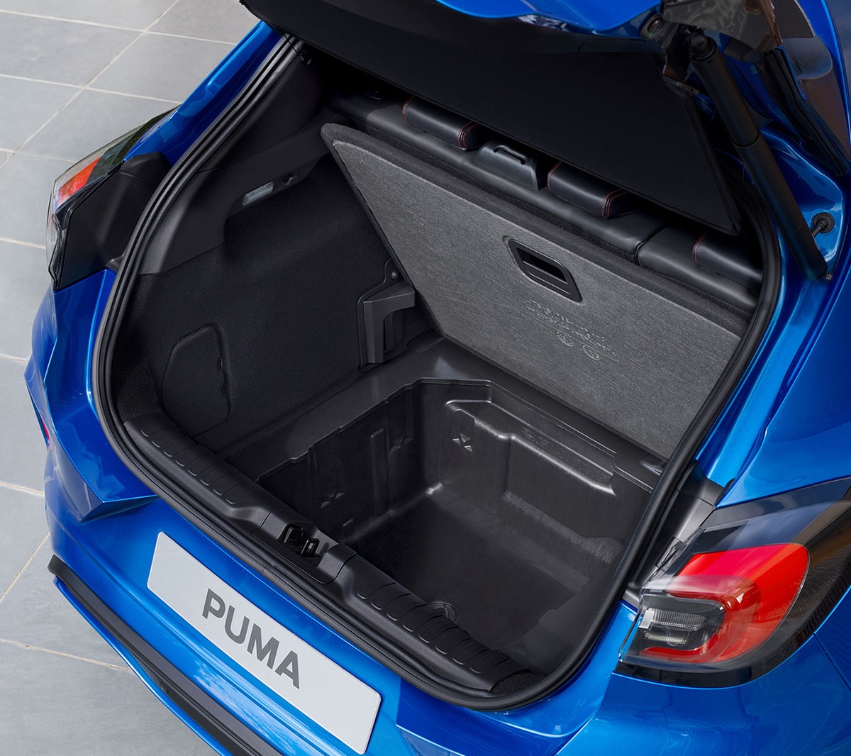 Niebieski Ford Puma z otwartym bagażnikiem i przegrodą bagażową MegaBox
