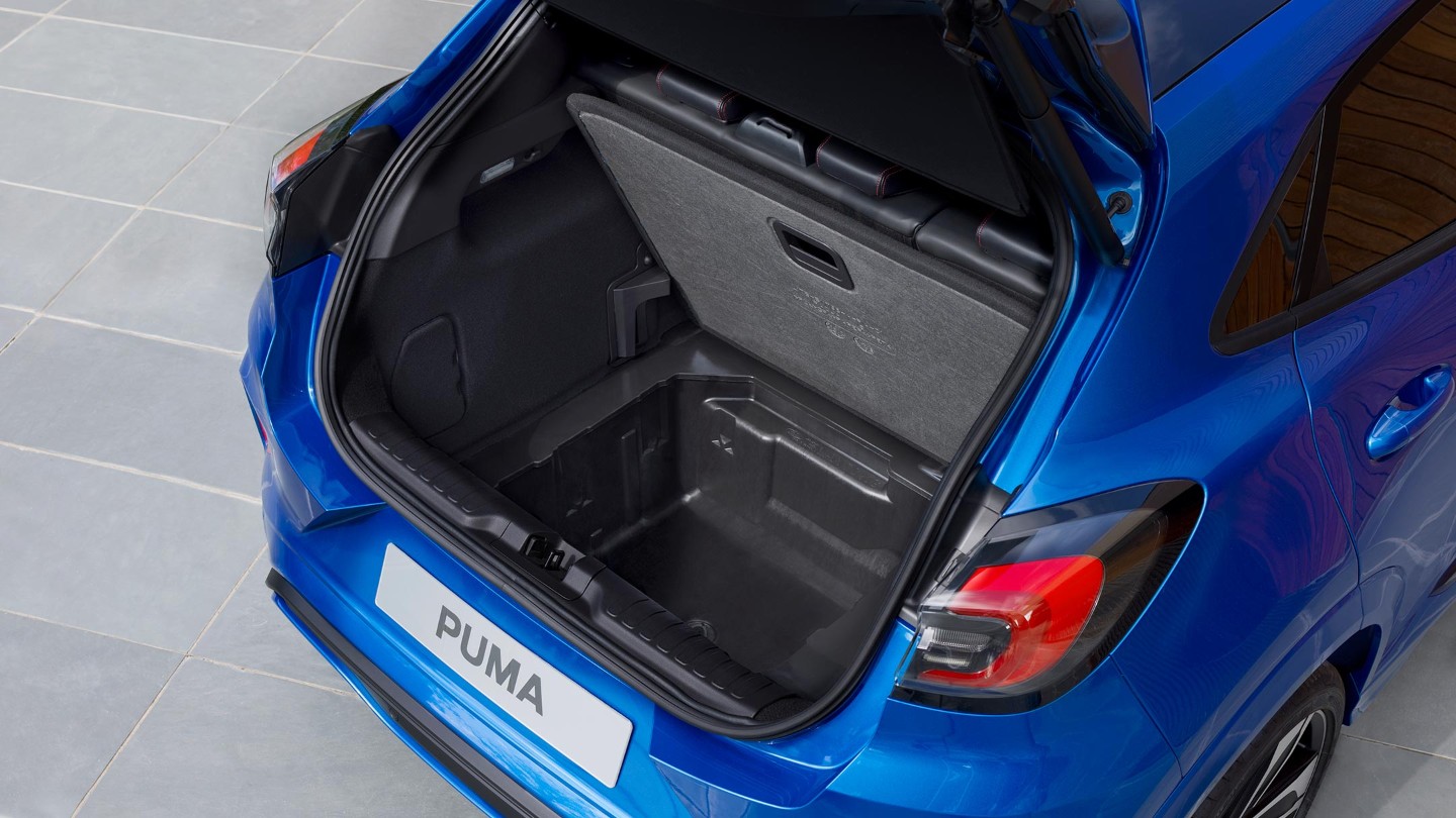 Niebieski Ford Puma z otwartym bagażnikiem i przegrodą bagażową MegaBox