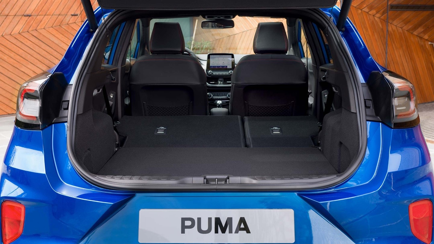 Niebieski Ford Puma z otwartym bagażnikiem - widok z tyłu