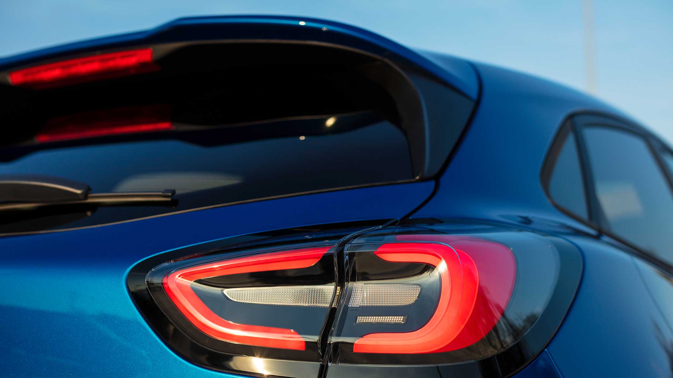 Zbliżenie na tylne lampy niebieskiego Forda Puma