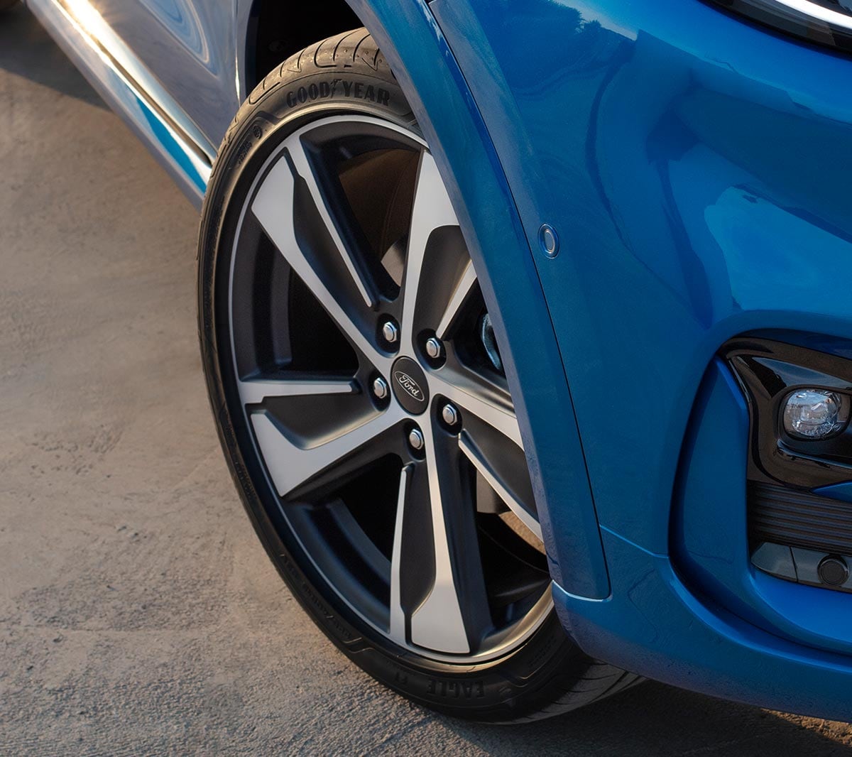 Zbliżenie na felgi aluminiowe niebieskiego Forda Puma