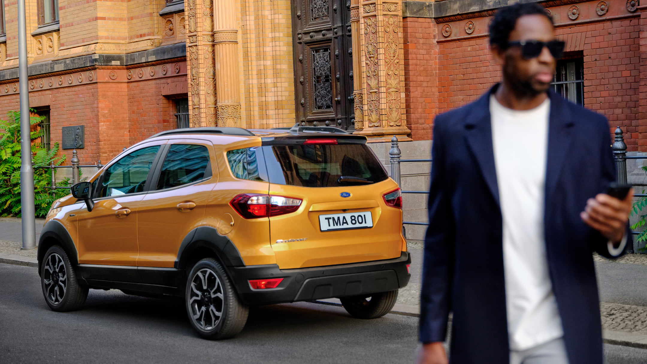 Ford EcoSport Active i postać z telefonem