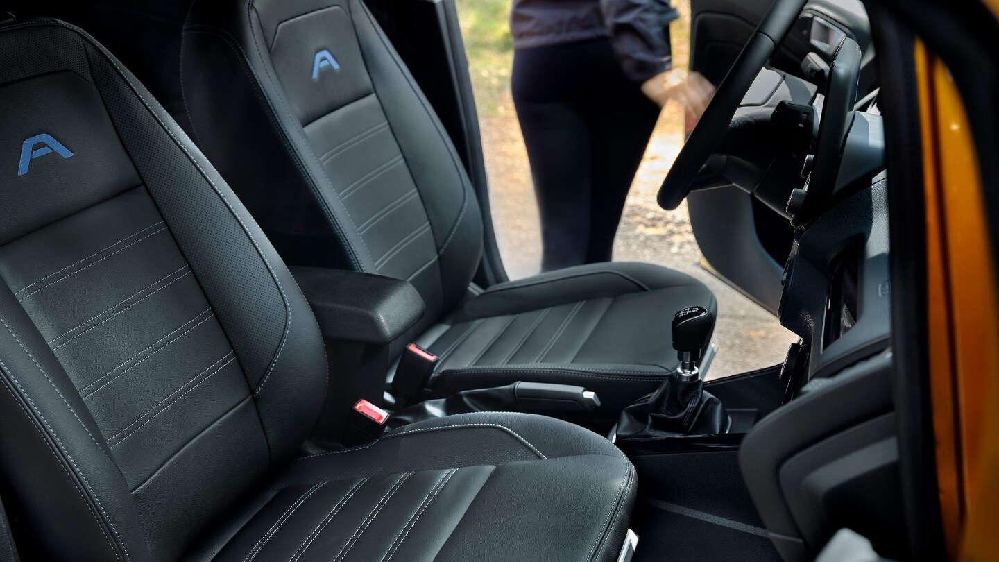 Wnętrze Forda EcoSport Active – przednie fotele z niebieskimi przeszyciami