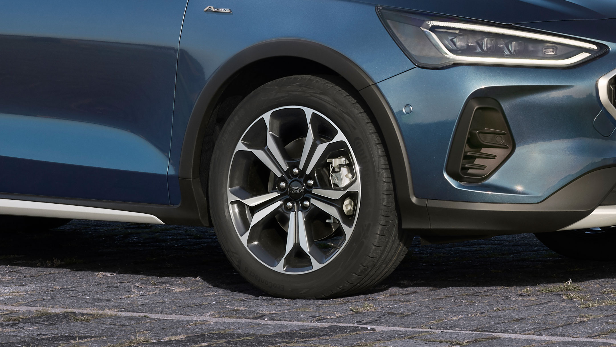 Left front wheel of a blue Ford Focus