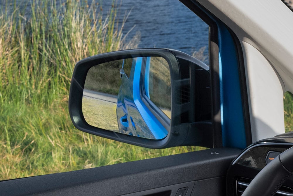 Detal systemu monitorowania martwego pola (BLIS) w Fordzie Tourneo Connect