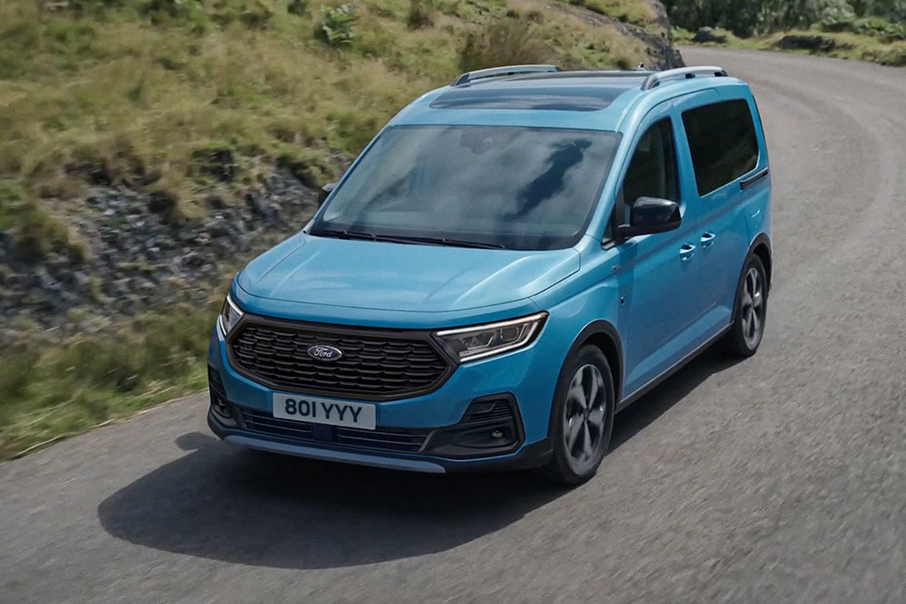 Ford Tourneo Connect Sport – widok z przodu w ruchu 