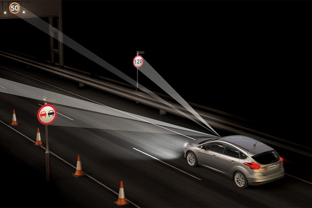 Ford Tourneo Connect prezentujący działanie funkcji rozpoznawania znaków drogowych