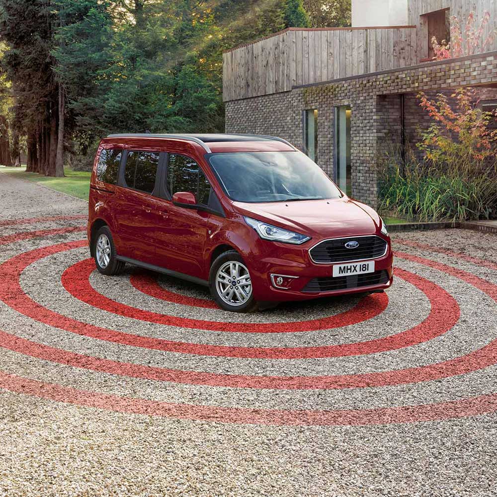 Ford Transit Connect z grafiką radaru systemu alarmowego