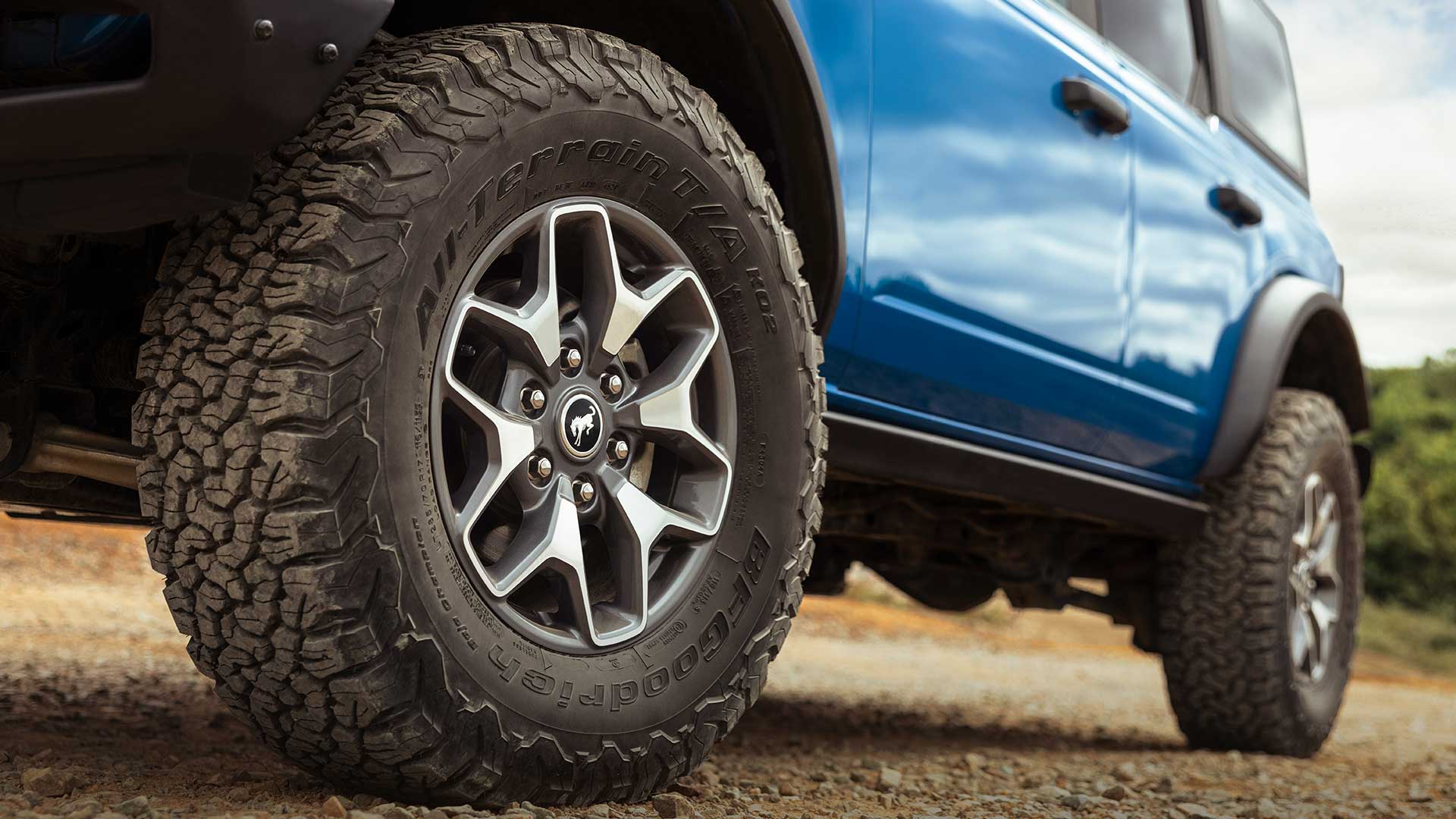 Zbliżenie na mechanizm tłumiący w zależności od położenia nowego Forda Bronco.