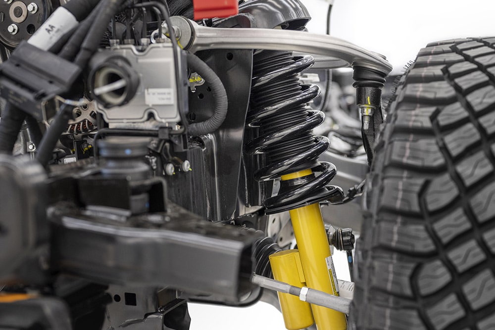 Zbliżenie na mechanizm tłumiący w zależności od położenia nowego Forda Bronco.