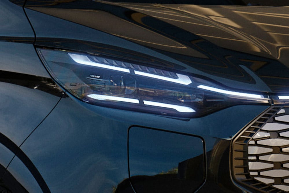 Zbliżenie na włączony reflektor LED Forda Tourneo Custom.