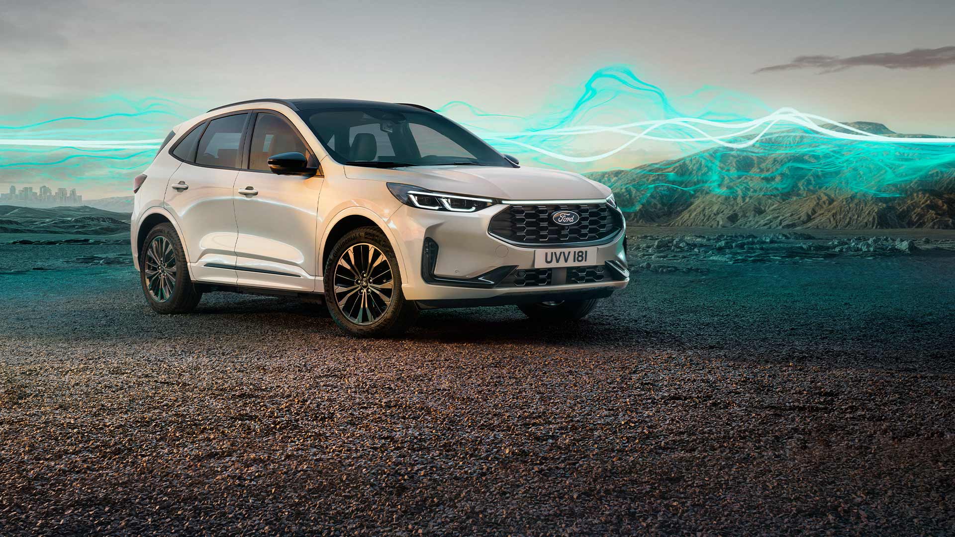 Ford Kuga Sound Edition w kolorze białym z motywem zielonych fal dźwiękowych w tle.