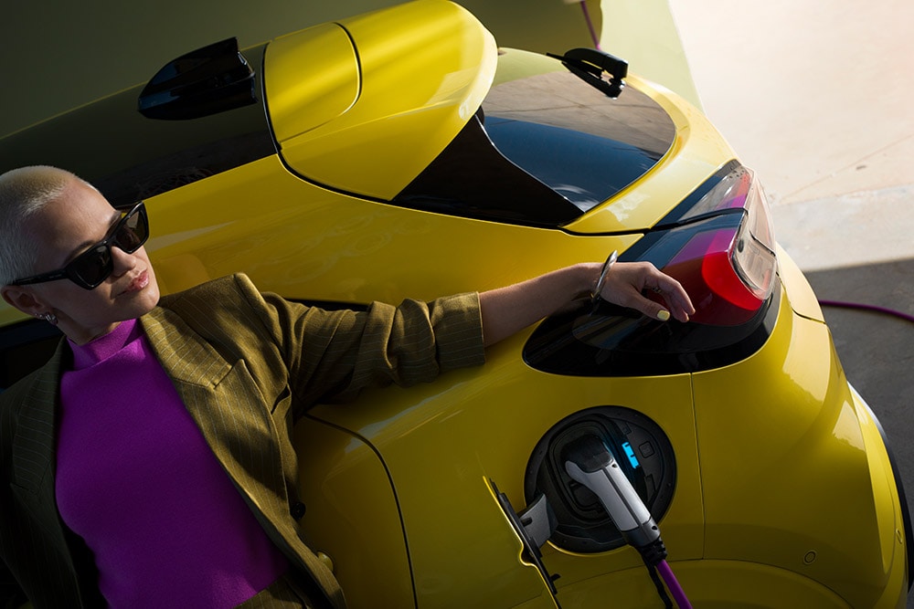 Zbliżenie tyłu elektrycznego Forda Puma Gen-E®, podłączonego do domowej ładowarki ściennej.