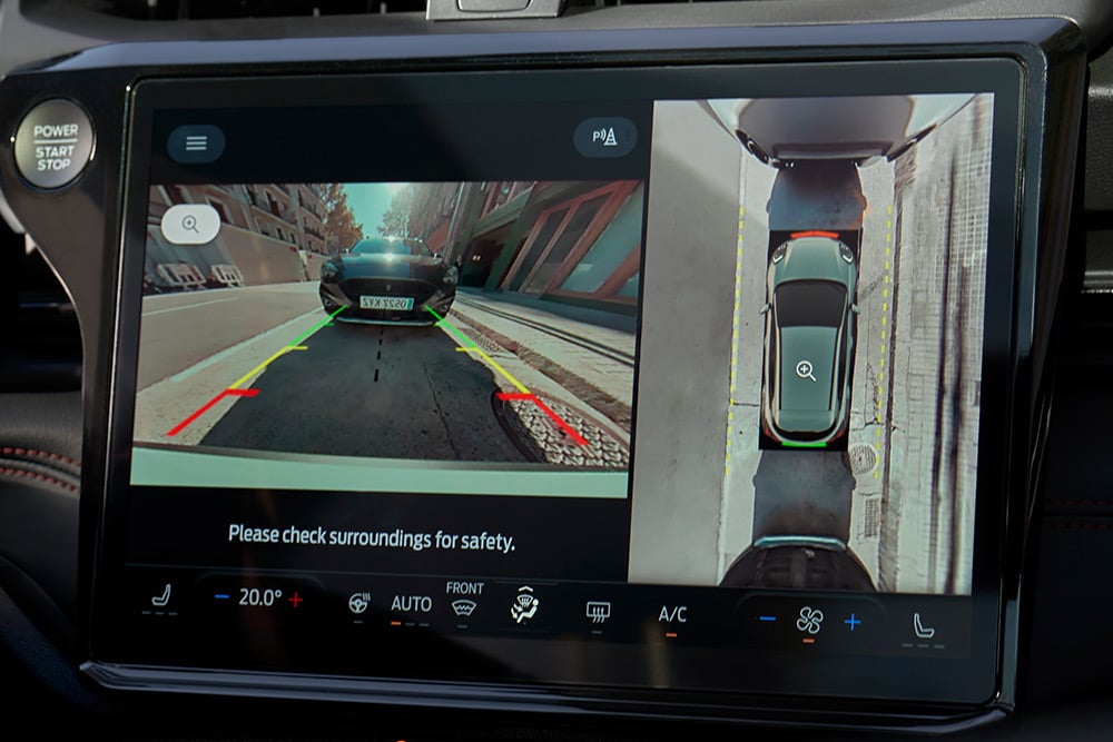 Zbliżenie na kamerę 360° pokazujące wspomaganie parkowania w nowym elektrycznym Fordzie Puma Gen-E®.