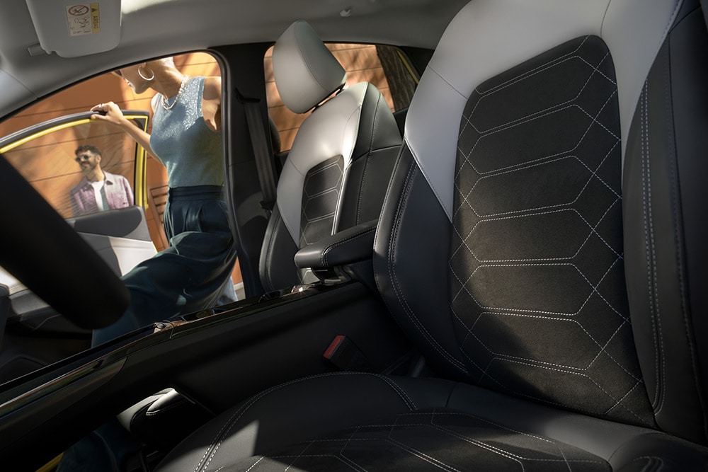 Zbliżenie na czarno-szare ergonomiczne siedzenia w elektrycznym Fordzie Puma Gen-E®.