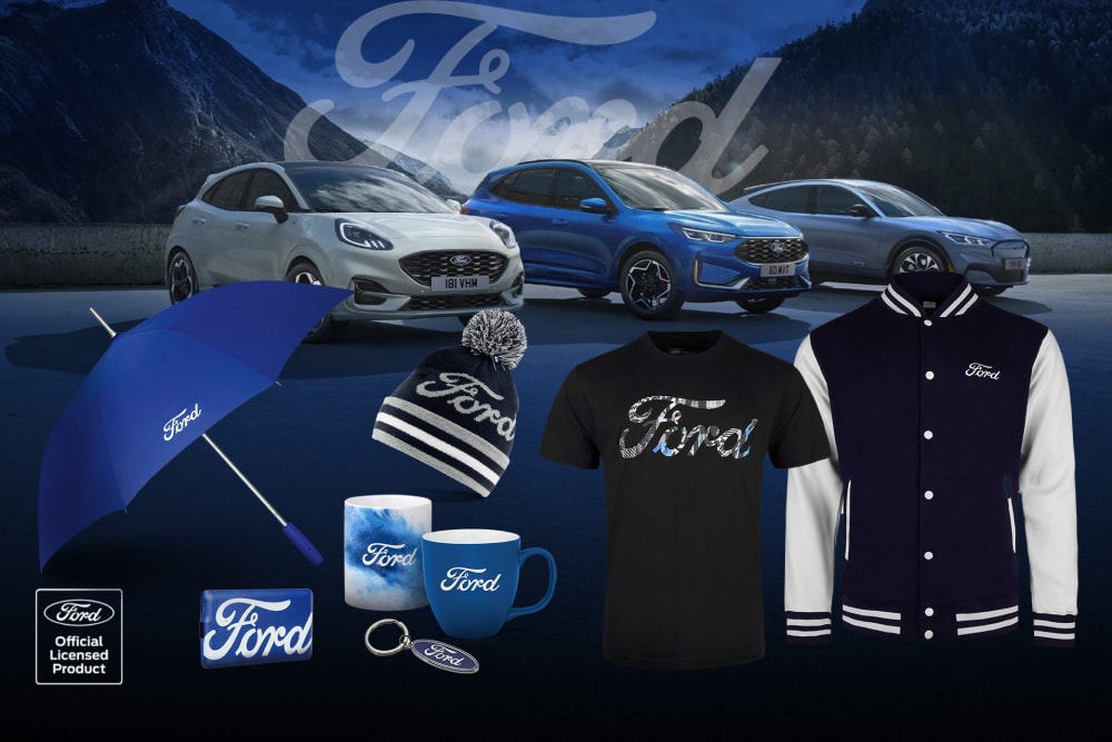 Kolekcja produktów marki Ford przedstawiająca różne samochody Forda w tle z parasolami, kubkami i odzieżą marki.