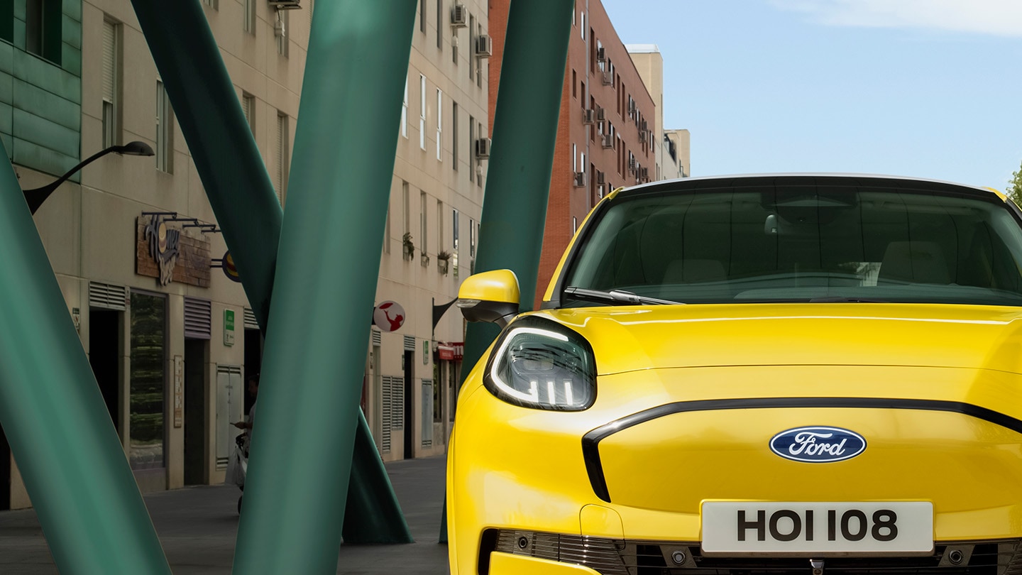 Zbliżenie na przód nowego Forda Puma Gen-E® w kolorze żółtym.