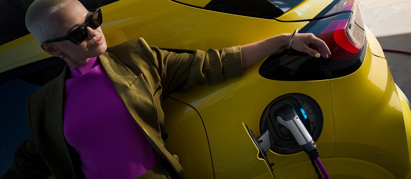 Zbliżenie na tył elektrycznego Forda Puma Gen-E®, podłączonego do domowej ładowarki.