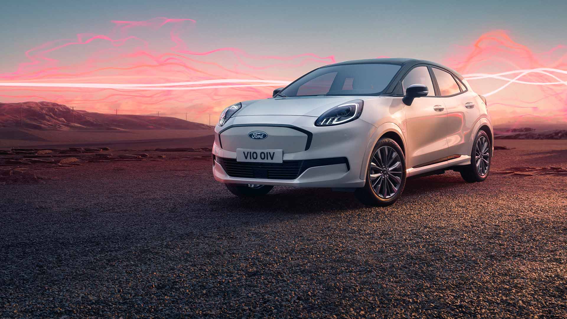 Ford Puma Gen-E Sound Edition w kolorze białym z motywem czerwonych fal dźwiękowych w tle.