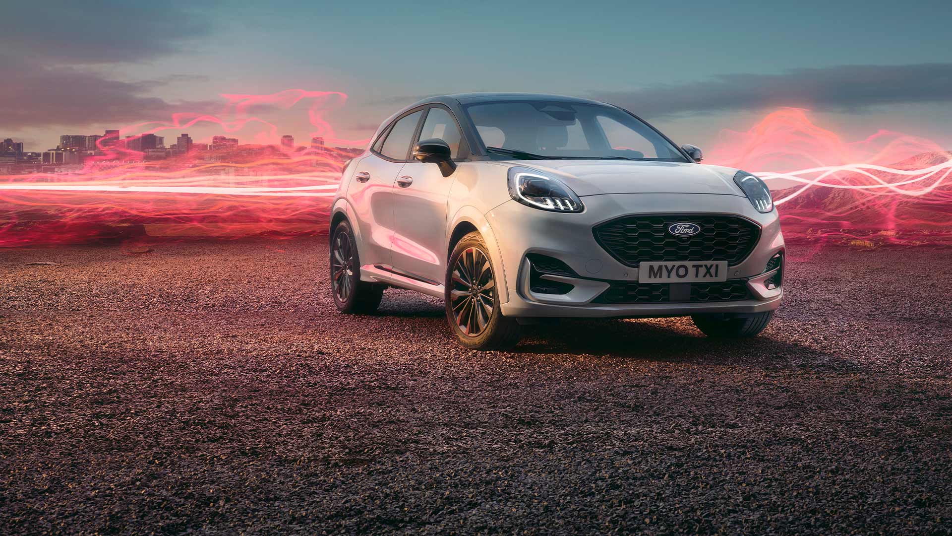 Ford Puma Sound Edition w kolorze białym z motywem czerwonych fal dźwiękowych w tle.