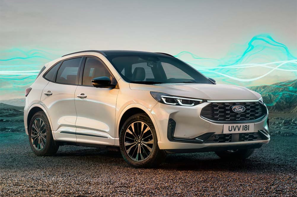 Ford Kuga Sound Edition w kolorze białym z motywem zielonych fal dźwiękowych w tle.